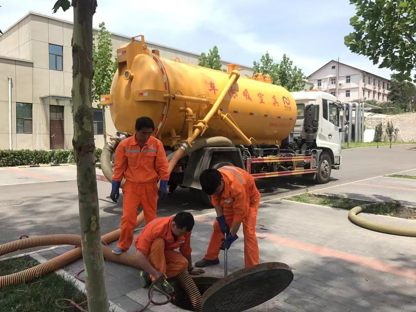 临夏县管道疏通车停在窨井附近