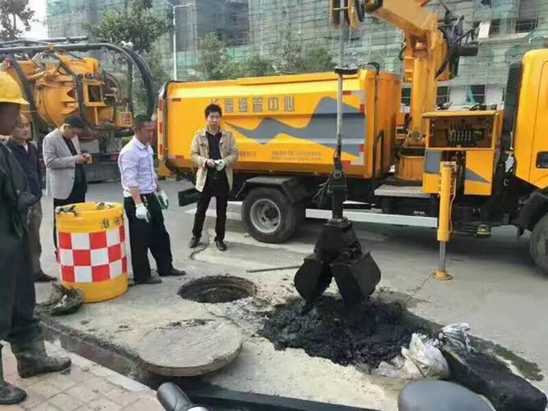 临夏县街道：网格员化身“清道夫”，为民解忧疏通“堵心”化粪池