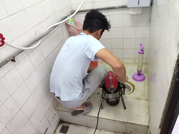 临夏县管道堵塞冒臭气 专业师傅现场解决问题